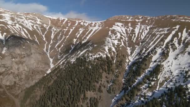 화창 한 날에 꼭대기에 눈이 쌓여 있는 높은 산을 향해 긴 비행 — 비디오