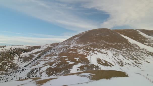 Güneşli bir havada açık bir gökyüzüne karşı karla kaplı dağ — Stok video