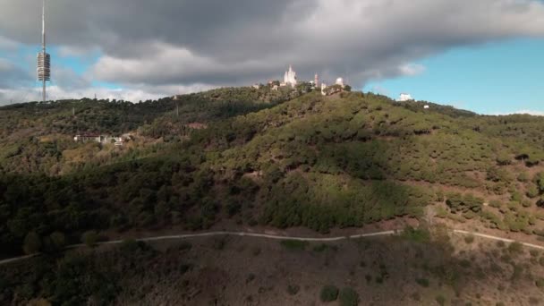 Widok z lotu 4k góry Tibidabo - obserwatoria, Temple Sagrat Cor — Wideo stockowe