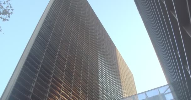 Reflexão do sol na fachada do centro de negócios à noite. — Vídeo de Stock