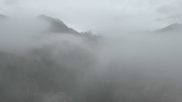 Gyönyörű magas hegyek hó felett a felhők — Stock videók