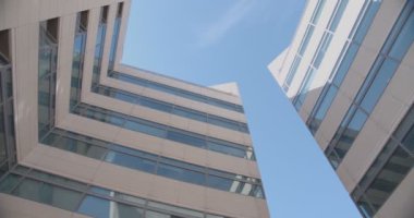 Ofis binasının güzel alt manzarası mavi gökyüzünün arka planında
