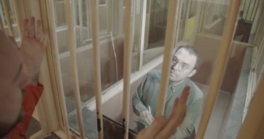 Mahkum, avukatla agresif bir şekilde konuşur..