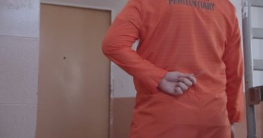 Hapishane hücresindeki mahkum gardiyanlara saldırmaya hazırlanıyor..