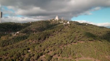Tibidabo dağının havadan görünüşü - Gözlemevleri, Tapınak Sagrat Cor