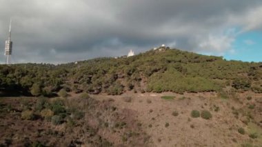 Barcelona 'daki Tibidabo Dağı, insansız hava aracı manzaralı. Tibidabo dağına doğru uç..