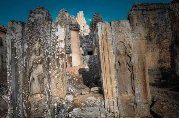 バイヨン寺院アンコール内部トム ・複雑なカンボジア — ストック写真