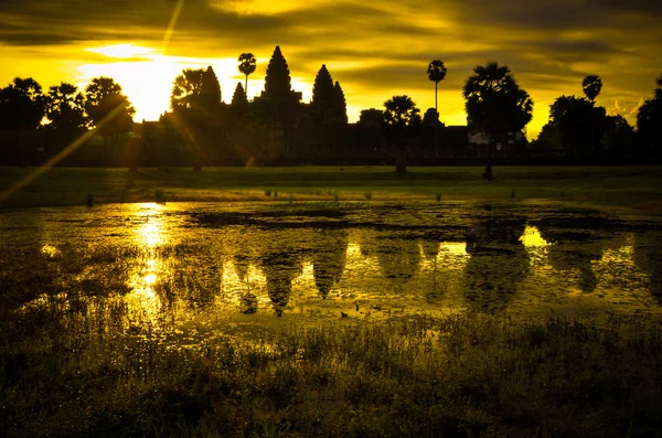 Angkor Wat at sunrise — Stock Photo, Image