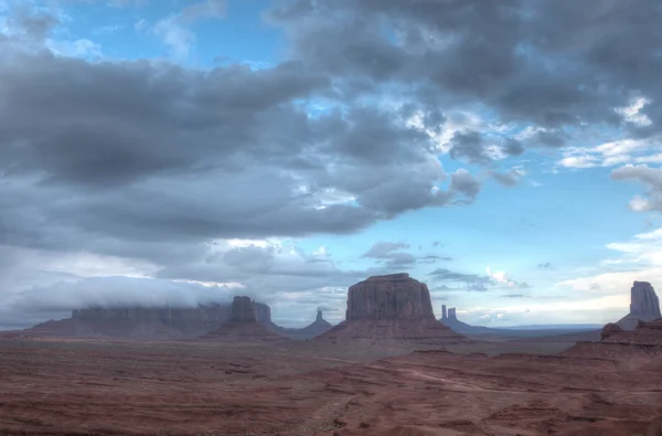 Monument valley büyük bulut — Stok fotoğraf