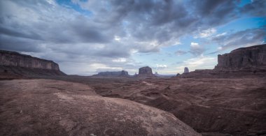 monument valley panorama kum ile büyük bulut