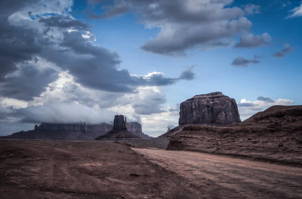 Monumento camino valle con gran nube de trueno en el fondo — Foto de Stock