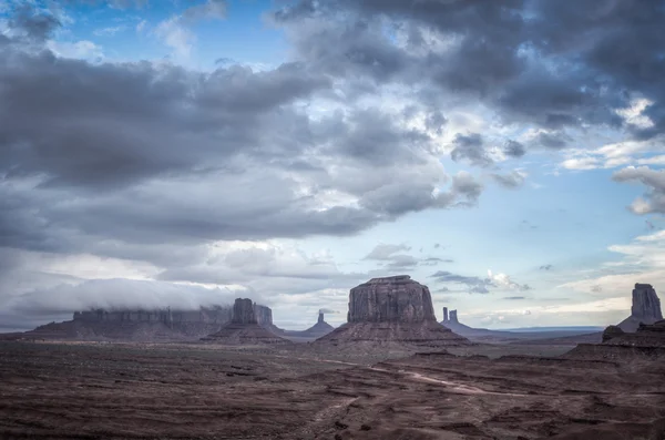 Gran nube sobre mesa en Monument Valley — Foto de Stock