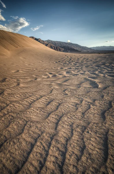 Duna de arena parece una ola en el Valle de la Muerte — Foto de Stock