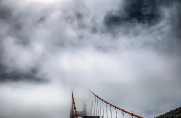 Ομίχλης με χρυσή γέφυρα πυλών — Φωτογραφία Αρχείου
