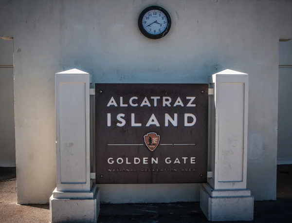 Goldene Toruhr der Insel Alcatraz — Stockfoto