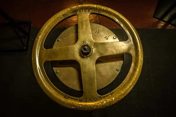 Авианосное катапультное колесо — стоковое фото