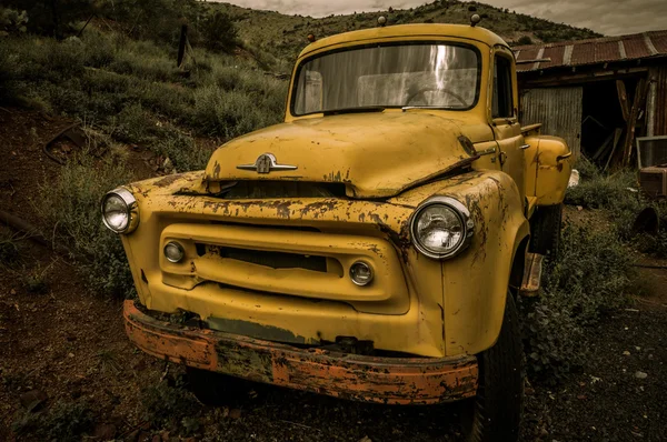 Jerome Arizona Ghost Town amarillo coche viejo Imágenes de stock libres de derechos