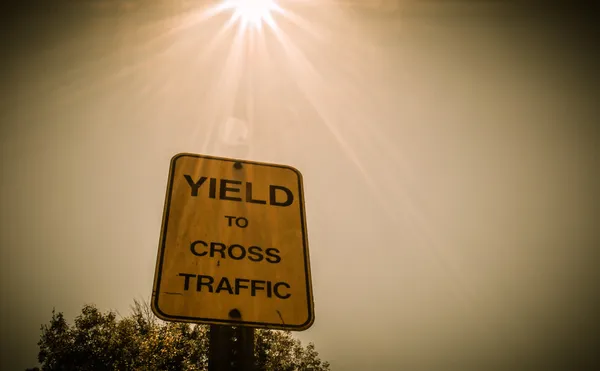 Sign Shield to cross traffic — Stock Photo, Image