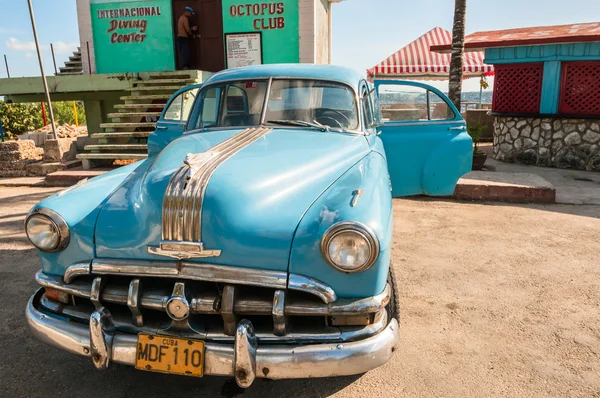 Vintage auto sikojen lahdella Kuuba — kuvapankkivalokuva