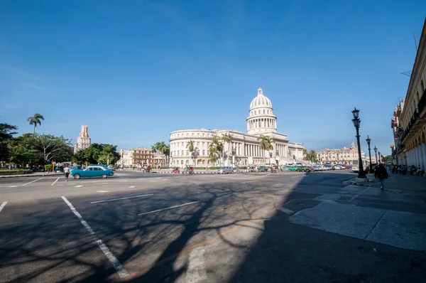 La Habana Vieja con el Capitolio tomado de la calle, Cuba — Foto de Stock