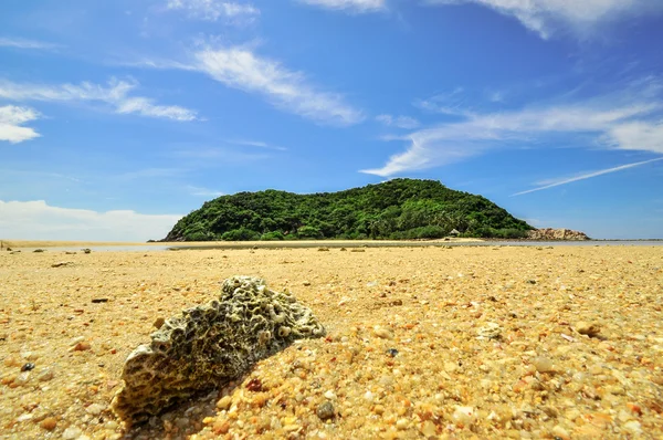 パンガン島, タイのビーチに石します。. — ストック写真