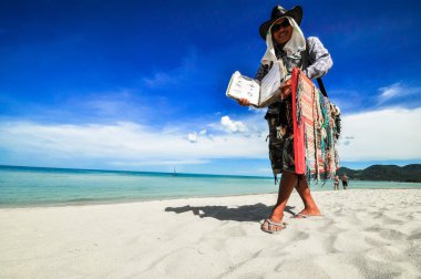 Hindistan cevizi hurma ile tropik sahilde beachboy. Koh samui,