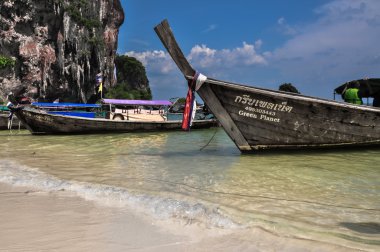 Tropikal sahilde uzun kuyruk teknesi, Krabi, Tayland