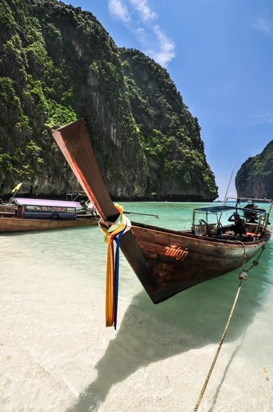 Longtail boot weergave van maya bay, phi phi island, thailand Stockfoto