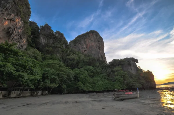 Panorama del tramonto sulla spiaggia ferroviaria Krabi — Foto Stock