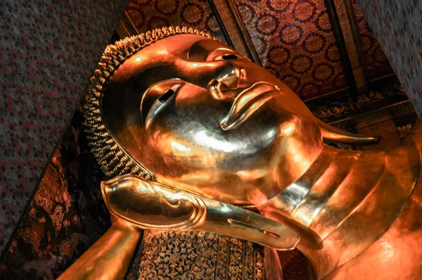 Estatua de oro de Buddha. Wat Pho, Bangkok, Tailandia —  Fotos de Stock
