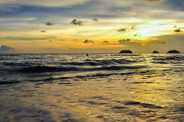 Praia de Koh Chang com coqueiro inclinado, Tailândia — Fotografia de Stock