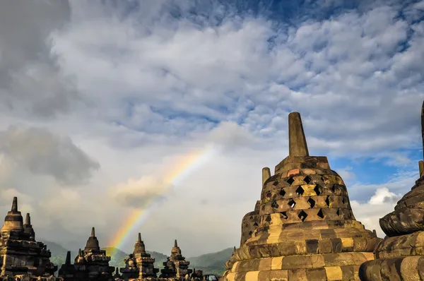 Stoepa regenboog boeddhistische tempel borobudur complex in yogjakarta in — Stockfoto