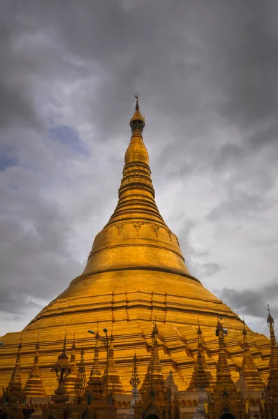 Shwedagon Pagoda brillando en la hermosa puesta de sol en Yangón, Myan — Foto de Stock