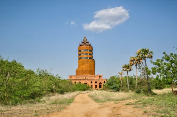 Antikt tempel i Bagan efter solnedgången, Myanmar — Stockfoto