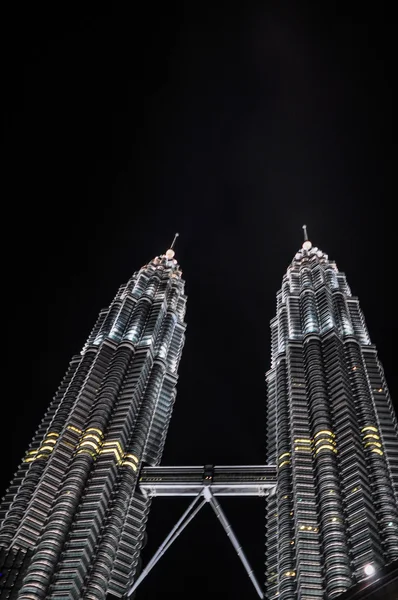 KUALA LUMPUR - APRIL 10: General view of Petronas Twin Towers at — Stock Photo, Image