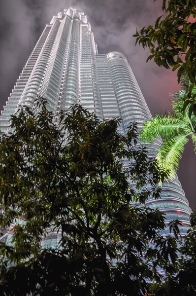 Kuala lumpur - 10 kwietnia: Widok ogólny petronas Twin towers w — Zdjęcie stockowe