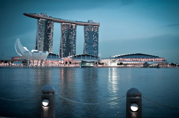 Singapore-märz 31: das marina bay sandes resort hotel am 31 mar, — Stockfoto