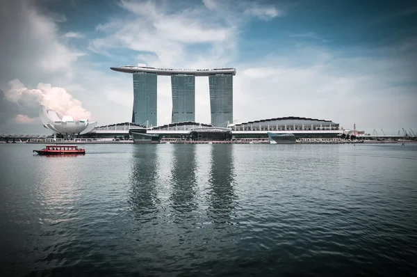 СИНГАПУР - 31 МАРТА: The Marina Bay Sands Resort Hotel on Mar 31 , — стоковое фото