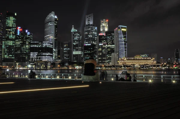 Ciudad de Singapur skyline finacial distrito por la noche —  Fotos de Stock