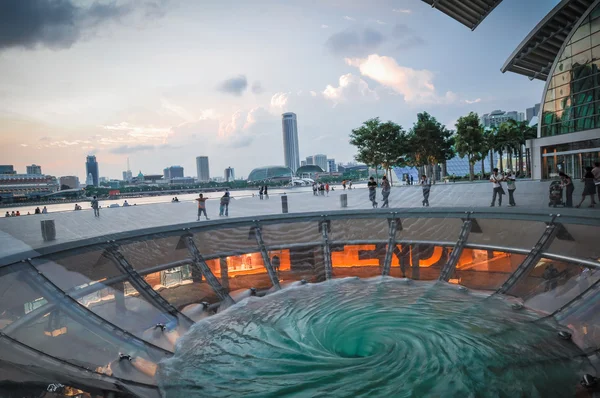 Singapore city skyline finacial district with water play in fron — Stock Photo, Image