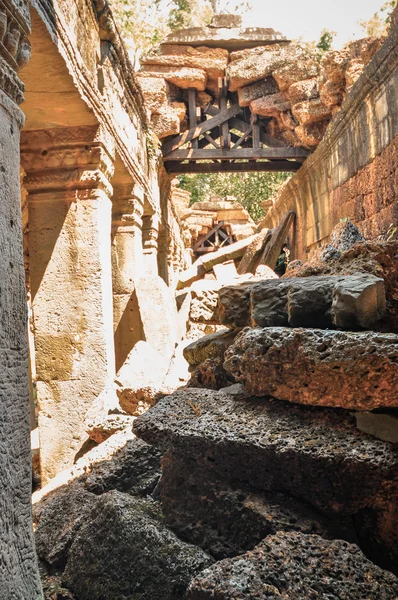 Древний буддийский кхмерский храм в комплексе Ангкор-Ват, Сиемреап — стоковое фото
