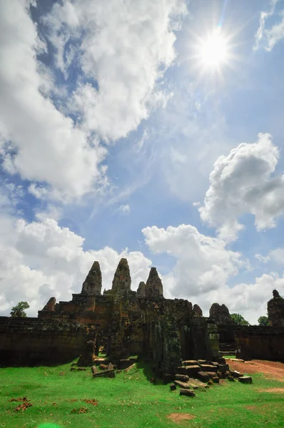 Ancien temple bouddhiste khmer dans le complexe Angkor Wat, Siem Reap C — Photo