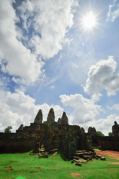 Prastaré buddhistické Khmerská chrám v komplexu angkor wat, siem reap c — Stock fotografie