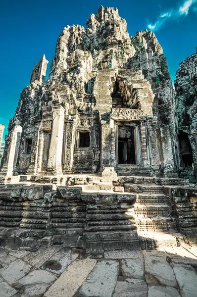 Obří strom pokrývající, ta, ples a chrám angkor wat, siem reap, ca — Stock fotografie