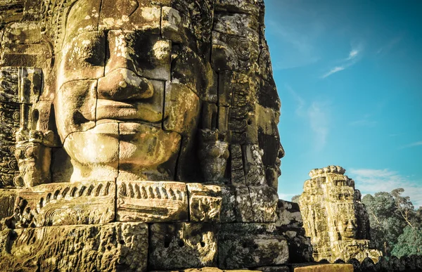 Árvore gigante cobrindo Ta Prom e Angkor Wat templo, Siem Reap, Ca — Fotografia de Stock