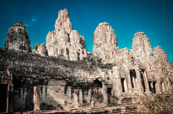 Albero gigante che ricopre il tempio di Ta Prom e Angkor Wat, Siem Reap, Ca — Foto Stock