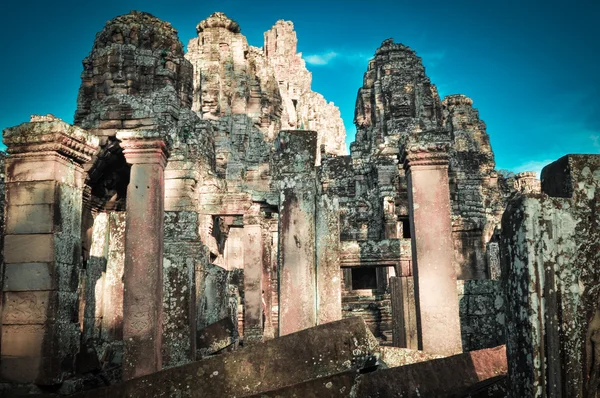 Arbre géant recouvrant le temple Ta Prom et Angkor Wat, Siem Reap, Ca — Photo