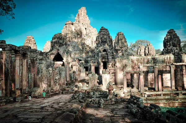 Árbol gigante que cubre el templo de Ta Prom y Angkor Wat, Siem Reap, Ca — Foto de Stock