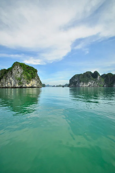 Paisagem marinha pitoresca. Ha Long Bay, Vietname — Fotografia de Stock