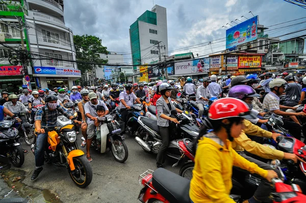 Saigón, Vietnam - 15 de junio: Tráfico por carretera el 15 de junio de 2011 en Saig —  Fotos de Stock